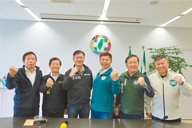 台中市议会民进党团现任总召为何文海（左一），去年底协调由英系萧隆泽（右三）接任下一届总召。（本报资料照片／张亦惠台中传真）