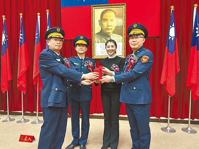 南投縣警察局17日舉行卸、新任局長交接典禮，縣長許淑華（右二）主持，內政部警政署副署長李西河（左二）監交；許淑華勉勵新局長吳耀南（右一）領導全體警察同仁，維護南投治安，讓民眾有擁有治安平穩、交通順暢的宜居南投。（曾雪蒨攝）