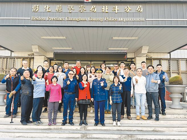 彰化縣北斗警分局工友邱韻芳（前排右三）任職52年屆齡退休，1971年才13歲的邱韻芳，以童工進入彰化分局、北斗分局擔任工友，歷經34位警分局長，人生精華歲月全奉獻給警局，今年退休讓員警都很不捨。（彰化縣北斗警分局提供／吳建輝彰化傳真）