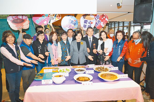 雲林縣府結合愛心團體採購1700份愛心年菜，有梅干扣肉、藥燉排骨、蟲草雞湯等菜色，將由雲萱基金會志工交給有需要的低收入戶、邊緣戶等，前排左六為縣長張麗善。（周麗蘭攝）