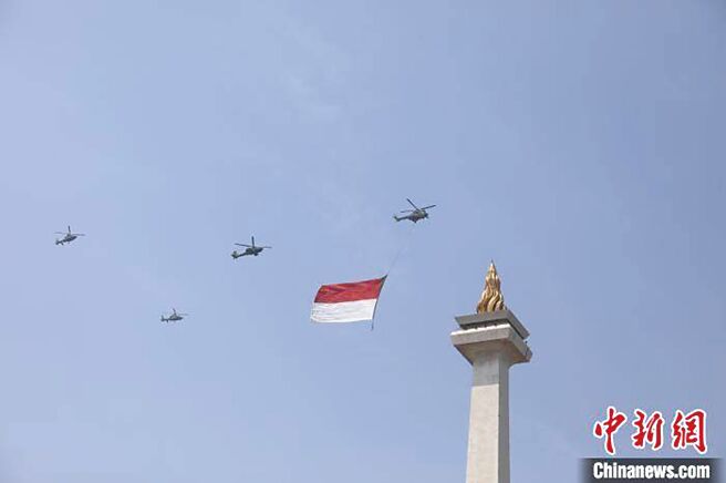 民主奋斗党日前放出罢免印尼总统佐科威的风声。图为雅加达独立广场上空，直升机拉起巨幅印尼国旗。（中新社）