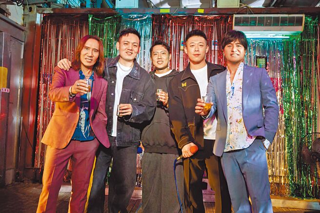 動力火車尤秋興（右）、顏志琳（左）近來推出新歌邀來玖壹壹合作。（華研國際提供）