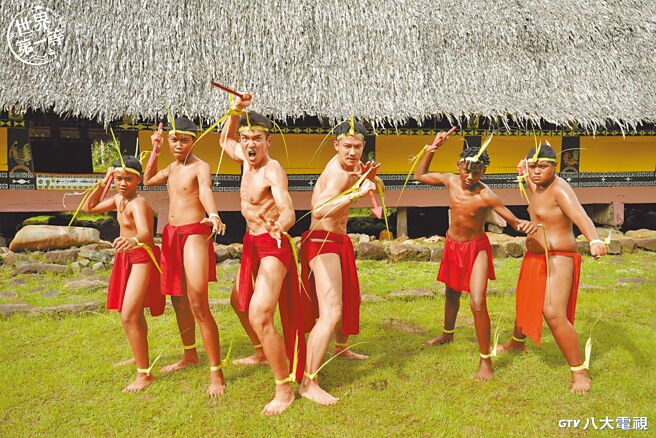楊一展（左三）、鄒承恩（右三）在帛琉穿丁字褲，體驗當地的戰士舞。（八大提供）