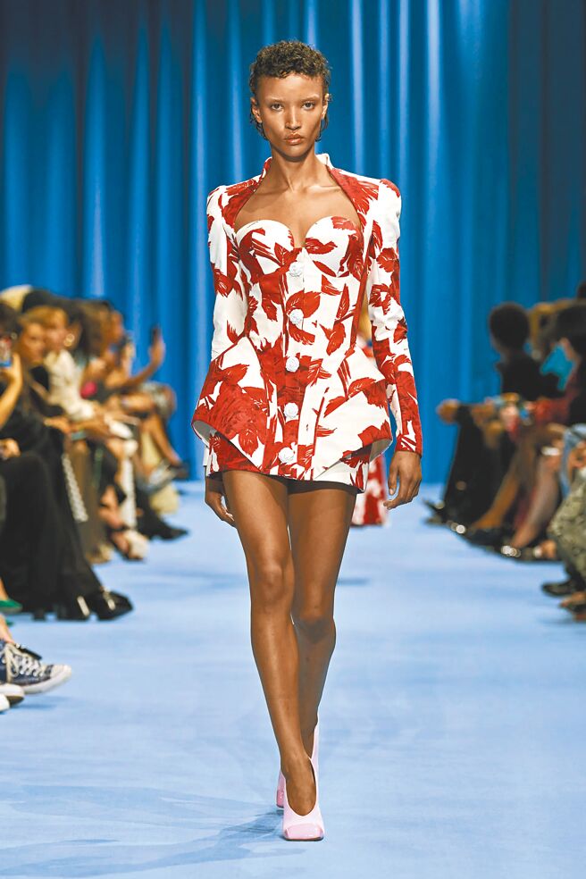 Balmain 2024春夏大秀，充滿各種玫瑰精神。（Balmain提供）