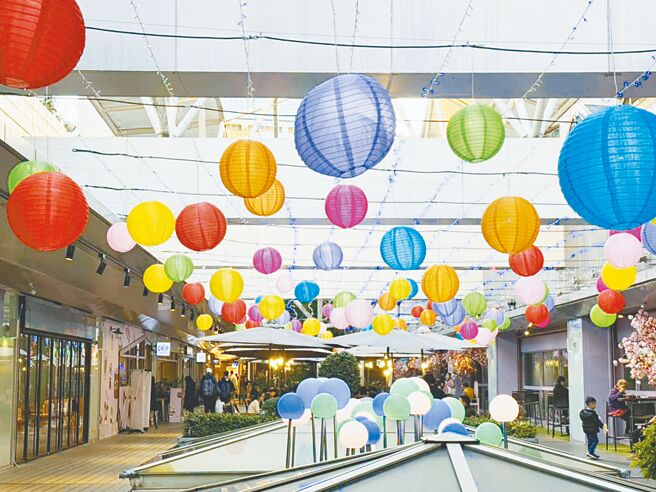 Global Mall打造适合走春打卡的景点，像是板桥车站店就布置亮眼的「缤纷灯笼海」。（Global Mall提供）