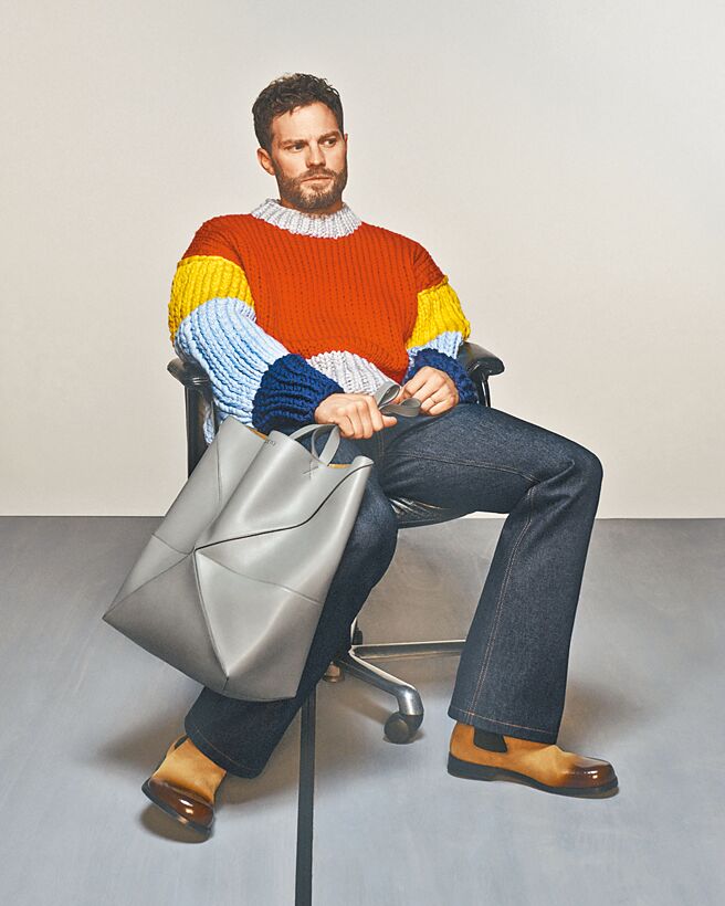 傑米道南為Loewe拍攝形象大片，畫面充滿張力。（Loewe提供）