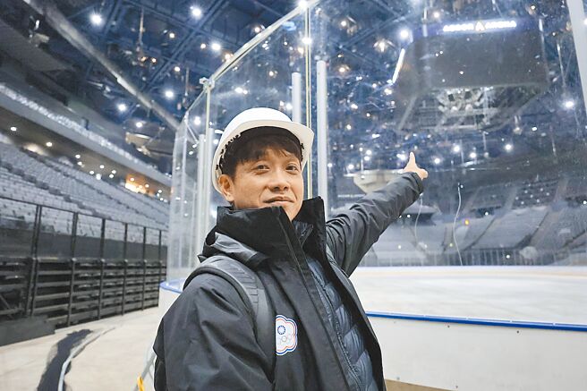 中華體操隊總教練林育信認真視察巴黎奧運競技體操場館貝爾西體育館。（體育署提供）