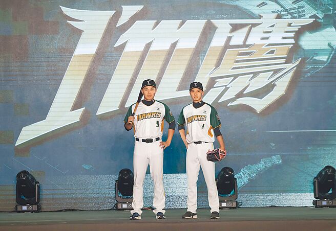 台钢雄鹰王柏融（左）、曾子佑在「I’m IN飞向一军」成军记者会展示新球季球衣。（毛琬婷摄）