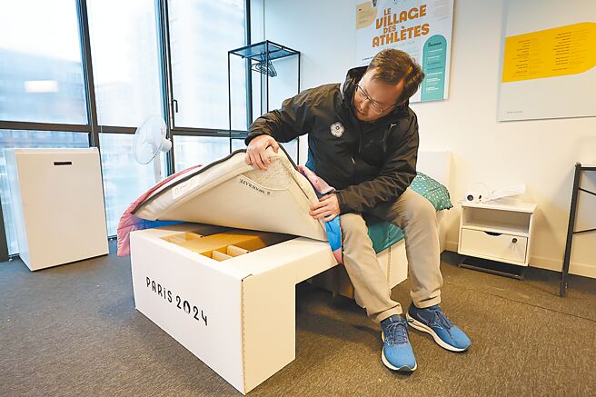 體育署署長鄭世忠體驗巴黎奧運選手村床鋪。（體育署提供）