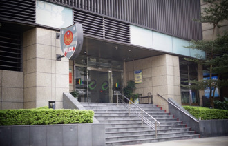 「伸腳踢椅子」當開槍！女警控同事殺人未遂 自己反吃官司慘了