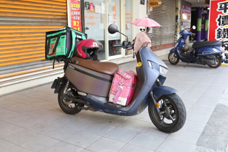 外送哥每天跑單18小時 3年賺445萬！還清債務又買房