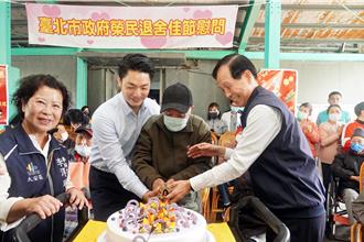 拜早年 蔣萬安慰問退舍榮民 溫馨送暖