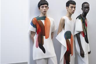 Homme Plisse ISSEY MIYAKE與畫家Ronan Bouroullec結盟