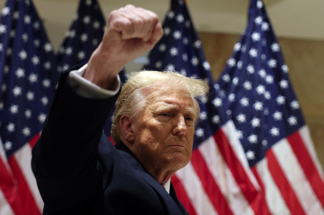 美國前總統川普贏得愛荷華州共和黨黨內初選，為重返白宮之路立下重要一步。（圖／路透社）