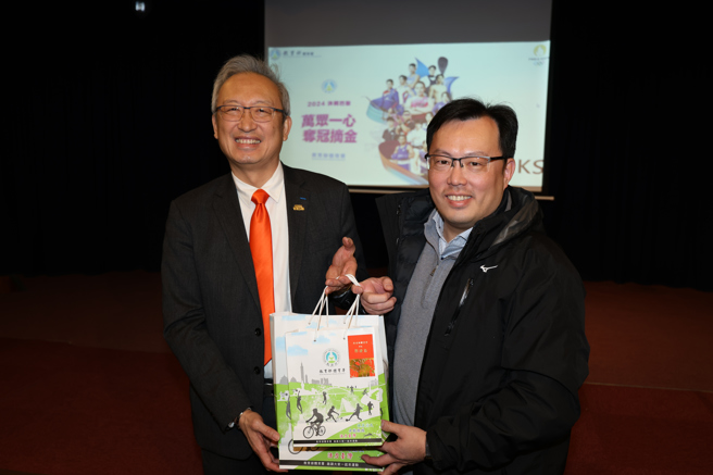 体育署署长郑世忠（右）拜会中华民国驻法国代表处，和驻法大使吴志中（左）相谈甚欢。（体育署提供）