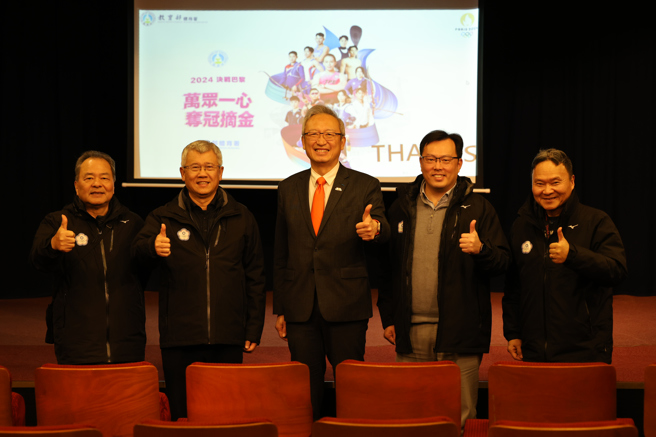 驻法大使吴志中（中）欢迎台湾巴黎奥运会赛前考察团。（体育署提供）