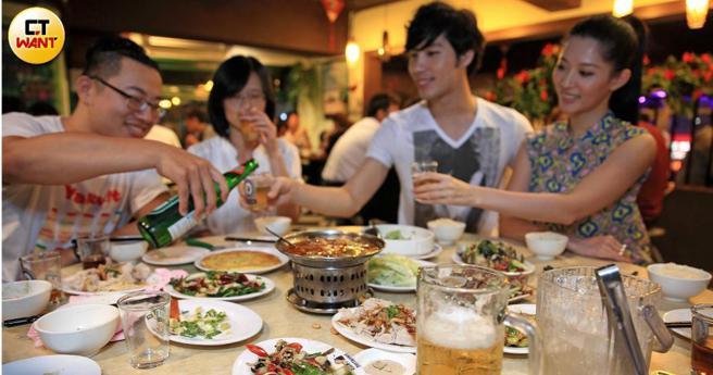 聚餐时要避免吃过多红肉、海鲜、高脂肪食物，否则吃完后恐怕会导致痛风发作，也会使体内尿酸浓度升高。（图／CTWANT资料照）