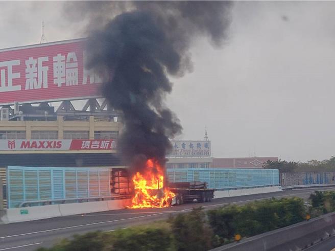 国道1号中山高速公路南下223公里彰化北斗路段，19日清晨发生火烧车事故，现场火势猛烈。（民眾提供／孙英哲彰化传真）