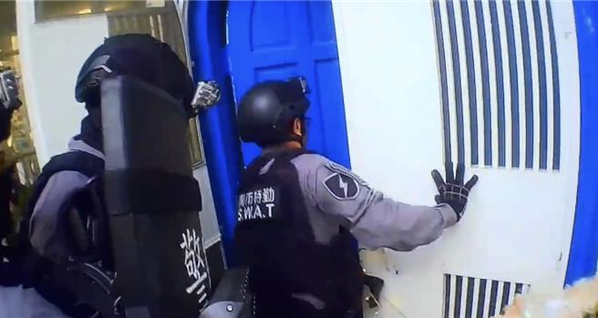 警方攻坚逮捕竹联帮仁堂弘仁会台南分会易姓成员等人。（读者提供／曹婷婷台南传真）