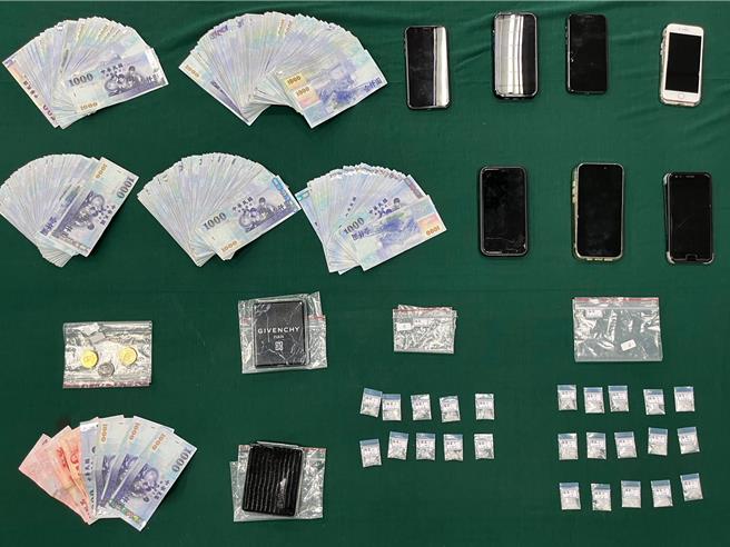 警方查扣手机、三级毒品恺他命25包，计25.41公克及新台币赃款39万余元。（读者提供／曹婷婷台南传真）★《中时新闻网》关心您：保护自己、远离毒品！