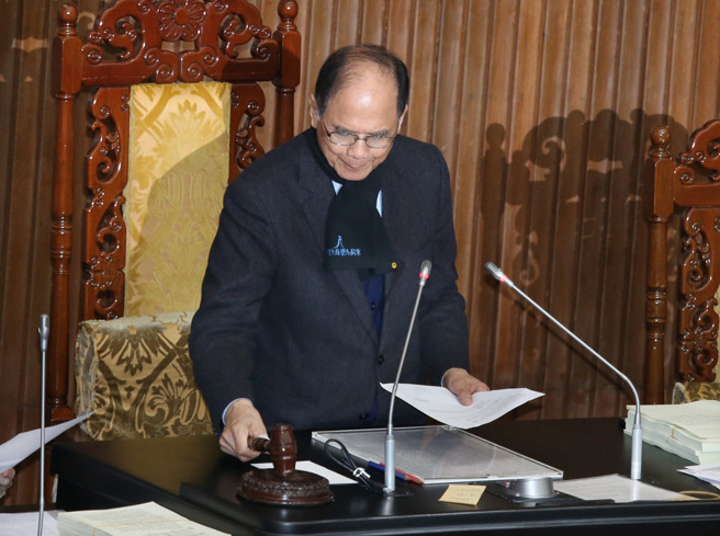 现任立法院长游锡堃表示，必须完成法定程序，才会是民进党代表，民进党还没开党团会议，所以目前无法向大家报告，民主政治就是政党政治、就是议会政治，政党是很重要的角色，所以一定要配合民进党政策。立法院长游锡堃。（资料照）