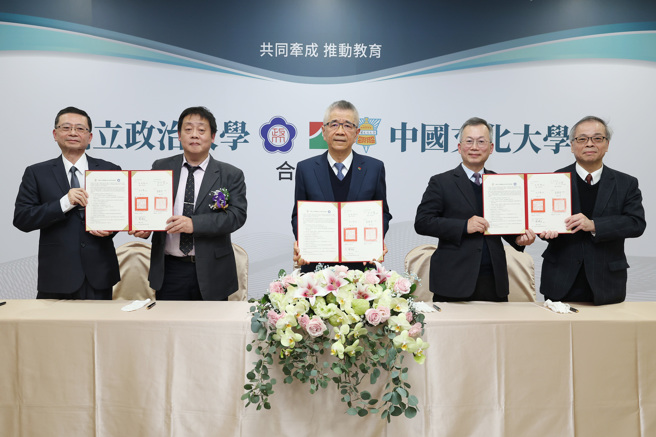 信義企業集團創辦人周俊吉(中)與中國文化大學、政治大學三方簽約合作授課。（信義房屋提供／王莫昀台北傳真）