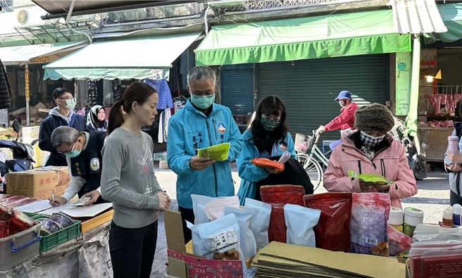 金門縣衛生局昨日由局長蔡建鑫(前排左二)率領所屬會同縣府相關人員，前往金城鎮東門市場周邊商家進行春節食安聯合稽查。(圖／金門縣衛生局提供)