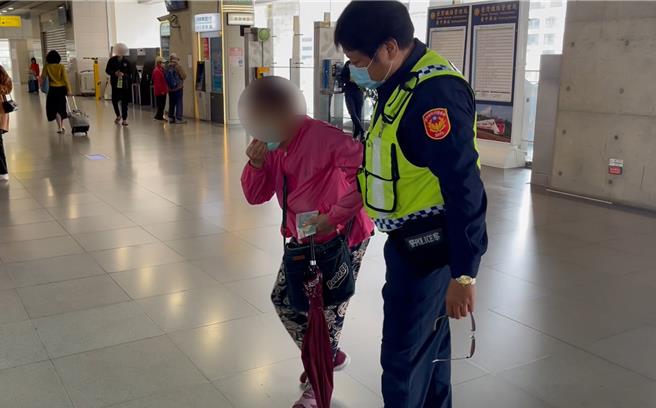 家住北部73歲李姓婦人，上週搭乘火車南下苗栗，欲向親友籌錢繳納水電費，卻心不在焉坐過頭抵達台中市，不知所措暈眩，警方獲知際遇，自掏腰包購票，暖心協助李婦搭上返程列車。（警方提供／王煌忠台中傳真）