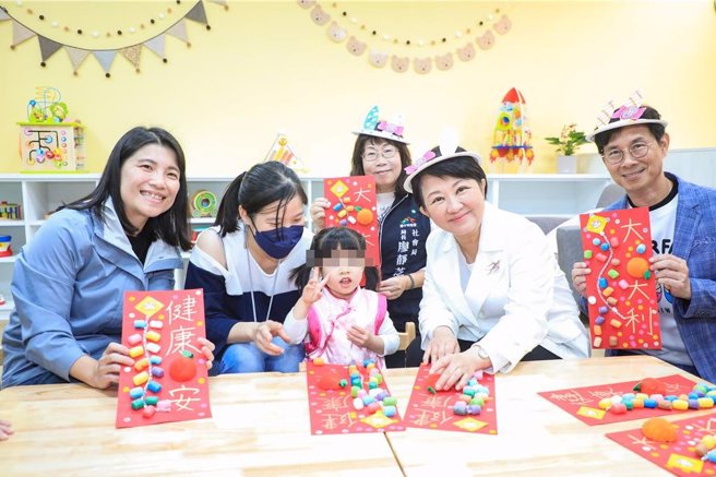 台中市长卢秀燕今天参加西屯亲子馆暨公设民营何安托婴中心开幕典礼。（张亦惠摄）