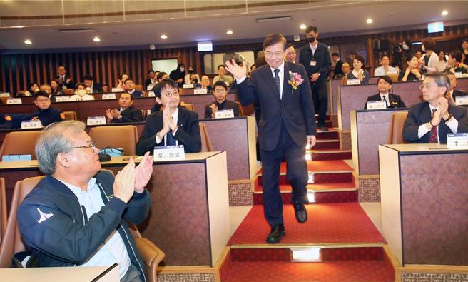 交通部长王国材19日出席民航局局庆活动时说，并没有接到准总统赖清德的徵询电话。（范扬光摄）