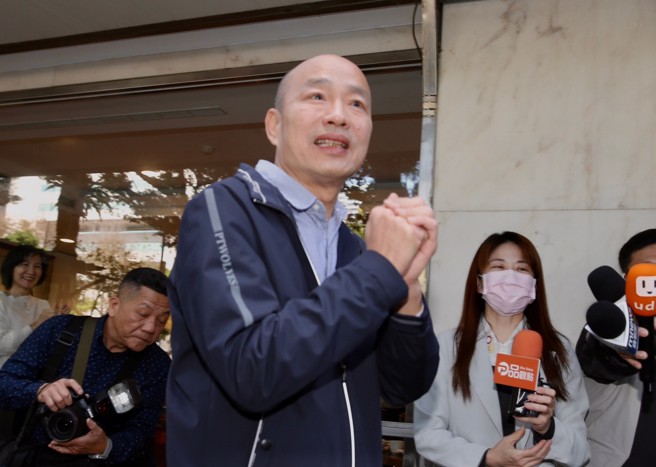 國民黨準立委葉元之表示，下周一黨團將首次開會，正副院長局勢到時候會明朗化，而韓國瑜宣布「韓江配」是對民眾黨反守為攻。圖為國民黨不分區立委當選人韓國瑜19日與黨籍立委餐敘。（姚志平攝）