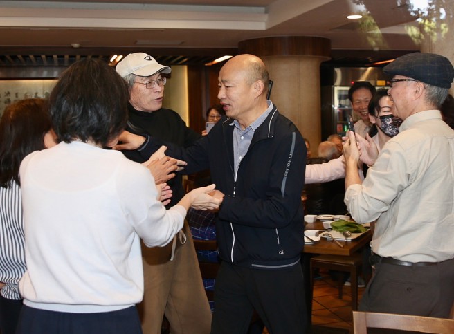 国民党不分区立委当选人韩国瑜（中）19日与党籍立委餐叙，在进入餐厅时，民眾纷纷与他握手致意。（姚志平摄）