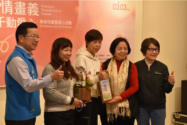 2024年「施情画义  千动爱心」第9届爱心公益活动19日起在苗栗县政府文观局一楼展览厅登场，社福团体致赠感谢状。（谢明俊摄）
