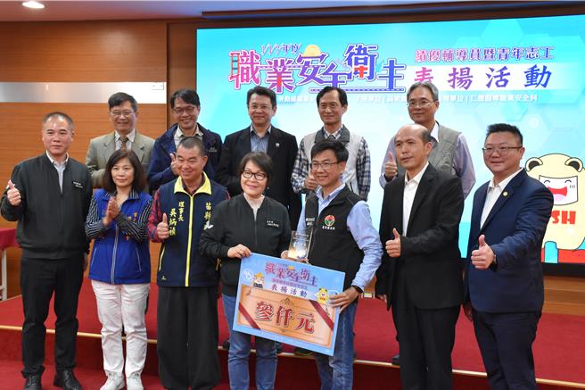 苗栗县政府19日表扬优良职安辅导员及青年志工团。（谢明俊摄）