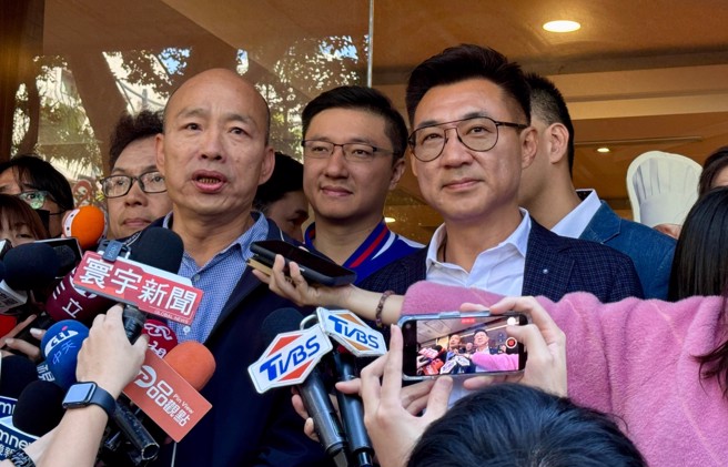 国民党不分区立委当选人韩国瑜（左）与立委当选人江启臣（右）19日在餐叙后一起受访（姚志平摄）