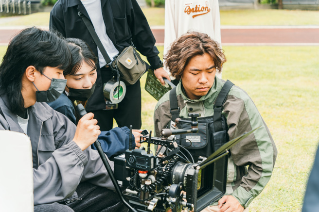 榮獲柏林獨立影展最佳學生影片(Best Student Film)的劇情短片《阿公你怎麼沒感覺》學生幕後拍攝工作情境。(照片/中國科技大學提供)