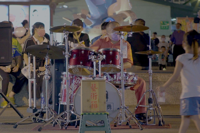 榮獲柏林獨立影展最頂尖藝術家獎(Best Best Artist)的紀錄影片《鼓起勇氣》阿勇沉浸在街頭打鼓的情境中。(照片/中國科技大學提供)