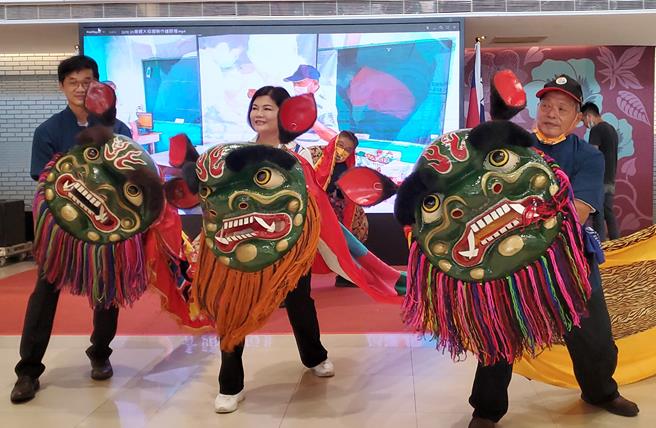 鍾進權師傅（左一）2022年在雲林縣府大廳與縣長張麗善（中）、縣議員李明哲（左）舞獅，這些獅頭都出自於鍾進權之手。（周麗蘭攝）