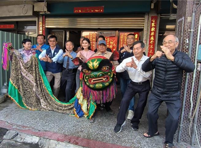 文觀處長陳璧君19日到鍾進權師傅家張貼紅榜，縣議員廖偉晴、前肉品市場公司董事長鍾任明、七崁武術文教基金會董事長丁振源都到場致賀。（周麗蘭攝）