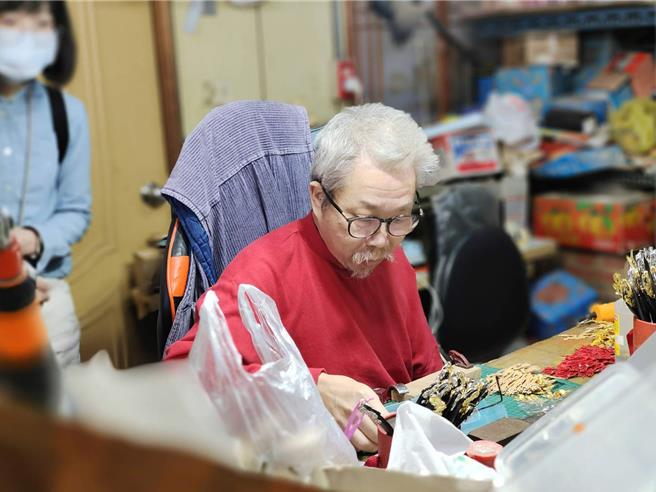 蔡爾容綜合父祖輩的技法並參閱古籍，運用傳統竹纖維紙與麵粉糊漿為材料，研發出紙塑神像技法。（雲林縣府文觀處提供）