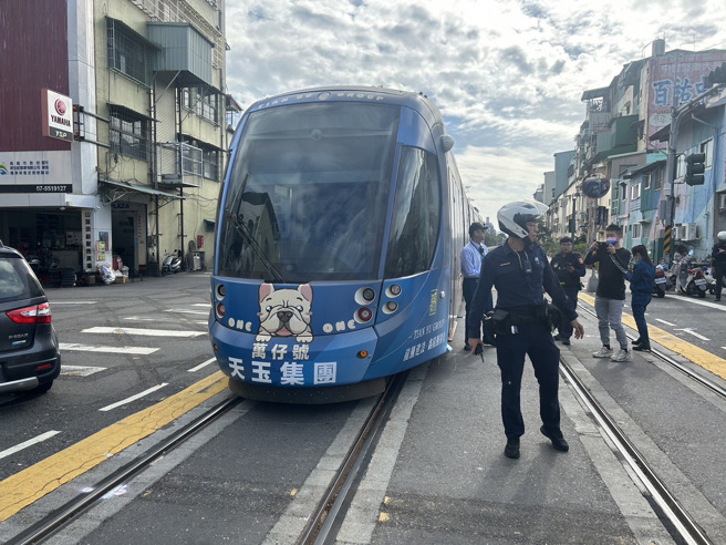 高雄市鼓山區鼓山二路、北斗路口，1名62歲林姓女機車騎士疑未依號誌指示行駛，闖越路口擦撞輕軌。（圖／警方提供）