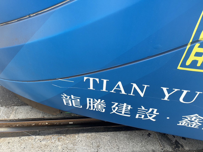 高雄市鼓山區鼓山二路、北斗路口，1名62歲林姓女機車騎士疑未依號誌指示行駛，闖越路口擦撞輕軌。（圖／警方提供）