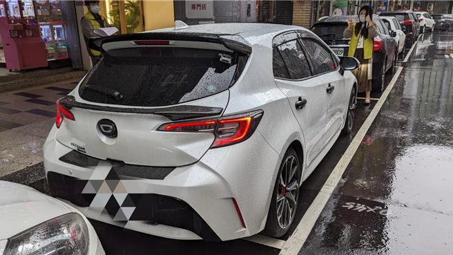 基隆市有一名男子但该男因欠缴3万多交通罚款，被行政执行署的「智慧扣车」定位后找到其名下丰田轿车，执行人员贴上扣车封条时他才惊醒，并一次就把欠款缴清。（法务部行政执行署宜兰分署提供／徐佑升基隆传真）