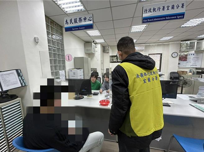 基隆市有一名男子但该男因欠缴3万多交通罚款，被行政执行署的「智慧扣车」定位后找到其名下丰田轿车，执行人员贴上扣车封条时他才惊醒，并一次就把欠款缴清。（法务部行政执行署宜兰分署提供／徐佑升基隆传真）