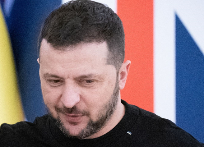 乌克兰总统泽伦斯基（Volodymyr Zelensky）1月12日在基辅总统府宣布接受英国军援的神情。（路透）