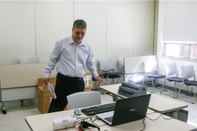 113學年學測登場，大考中心19日下午2到4時開放考生看考場，今年雙北身障生考場同樣由台大提供場地辦理，台大教務處註冊組組長李宏森帶看特特殊考場，考場內有點字作答機、點字觸摸顯示器及語音播放器等特殊器具供考生使用。（鄧博仁攝）