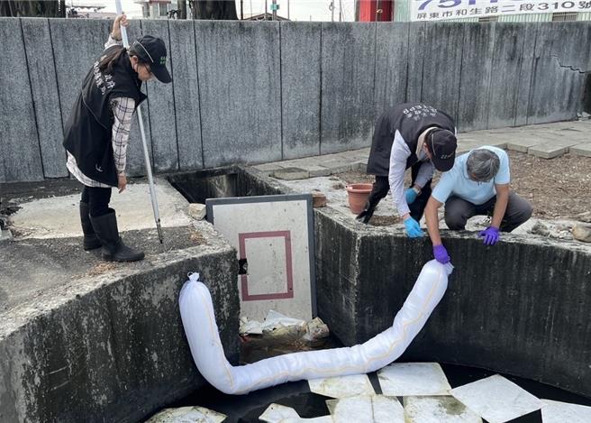 屏东万丹大排19日传出遭油污染，溪水表层泛起油花，环保局获报后抓到污染源是上游的木合板制造工厂，依违反水污染防治法第30条规定告发。（屏东环保局提供／谢佳潾屏东传真）