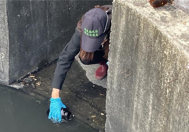 屏东万丹大排19日传出遭油污染，溪水表层泛起油花，环保局获报后抓到污染源是上游的木合板制造工厂，依违反水污染防治法第30条规定告发。（屏东环保局提供／谢佳潾屏东传真）