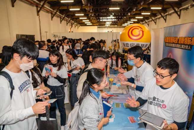 永慶房產集團攤位擠滿詢問的求職者。(圖/永慶房產集團提供)