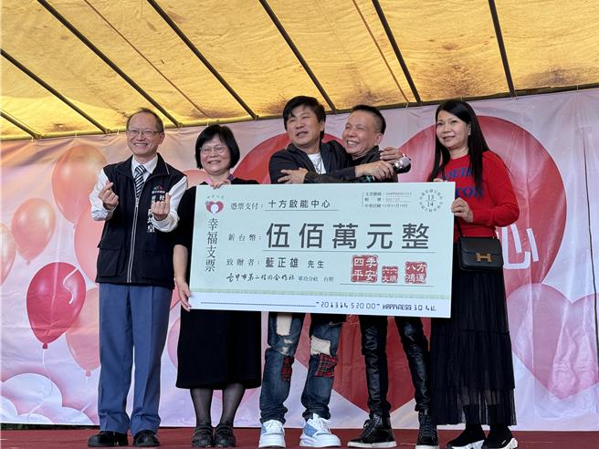 台中十方启能中心位处大坑山区，近期施作挡土墙等设施增加园区安全，台中在地企业家蓝正雄（右二）得知机构需求，大方捐出500万经费协助改善教学环境及加强园区安全工程，19日举办捐赠仪式，荣誉校长胡瓜（中）也出席见证。（潘虹恩摄）